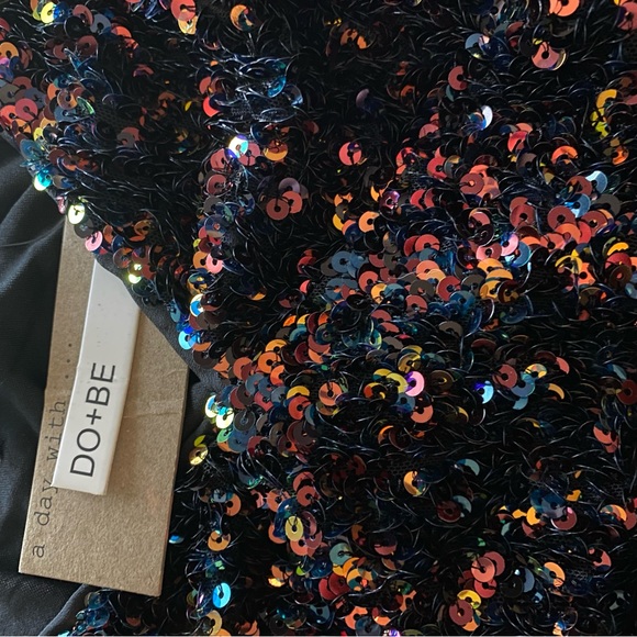 Bronze/Black Sequin Crop Top. Size Medium. - Picture 4 of 6